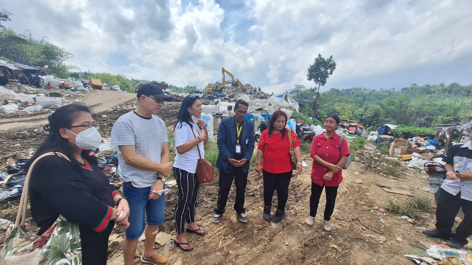 Theo en Aisah in gesprek met bewoners tijdens een outreach in Indonesië